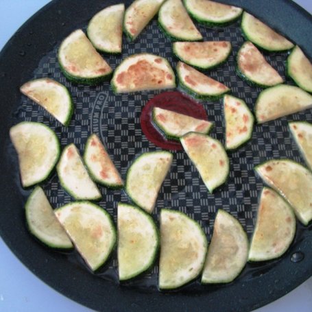 Krok 2 - Fritata z cukinią i pomidorem foto