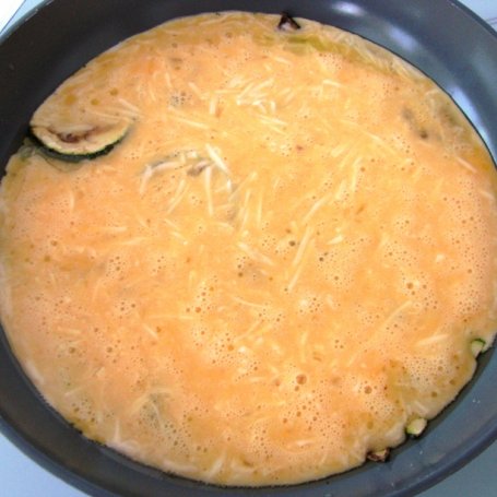 Krok 4 - Fritata z cukinią i pomidorem foto