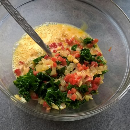 Krok 4 - Fritata z pieczarkami, papryką i jarmużem foto