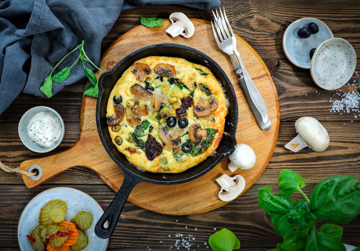 Frittata z suszonymi pomidorami, cukinią i oliwkami foto