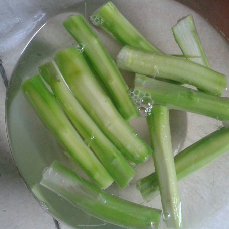 Krok 1 - Fritata ze szczawiem i szparagami foto