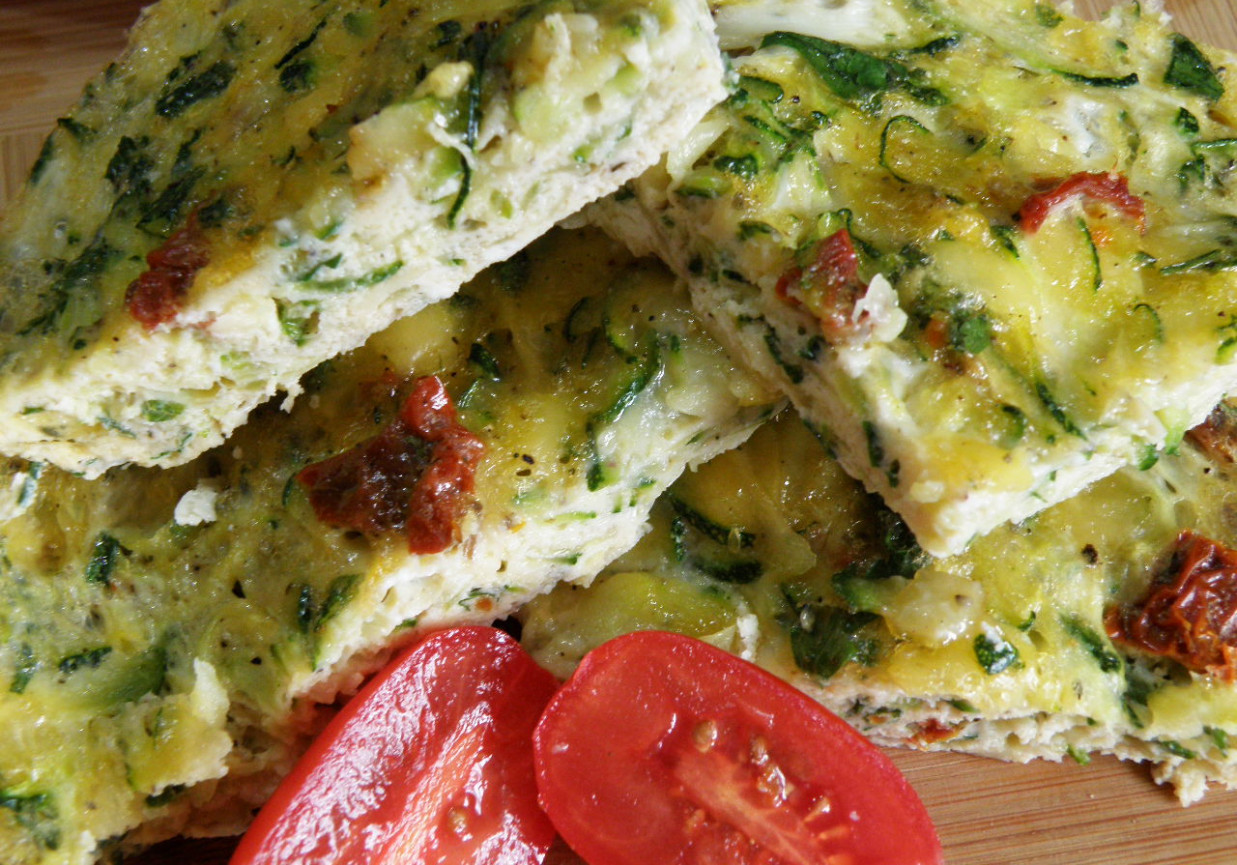 Frittata z cukinią i suszonymi pomidorami foto