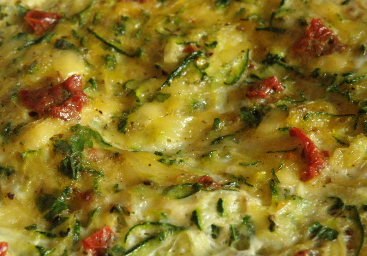 Frittata z cukinią i suszonymi pomidorami foto