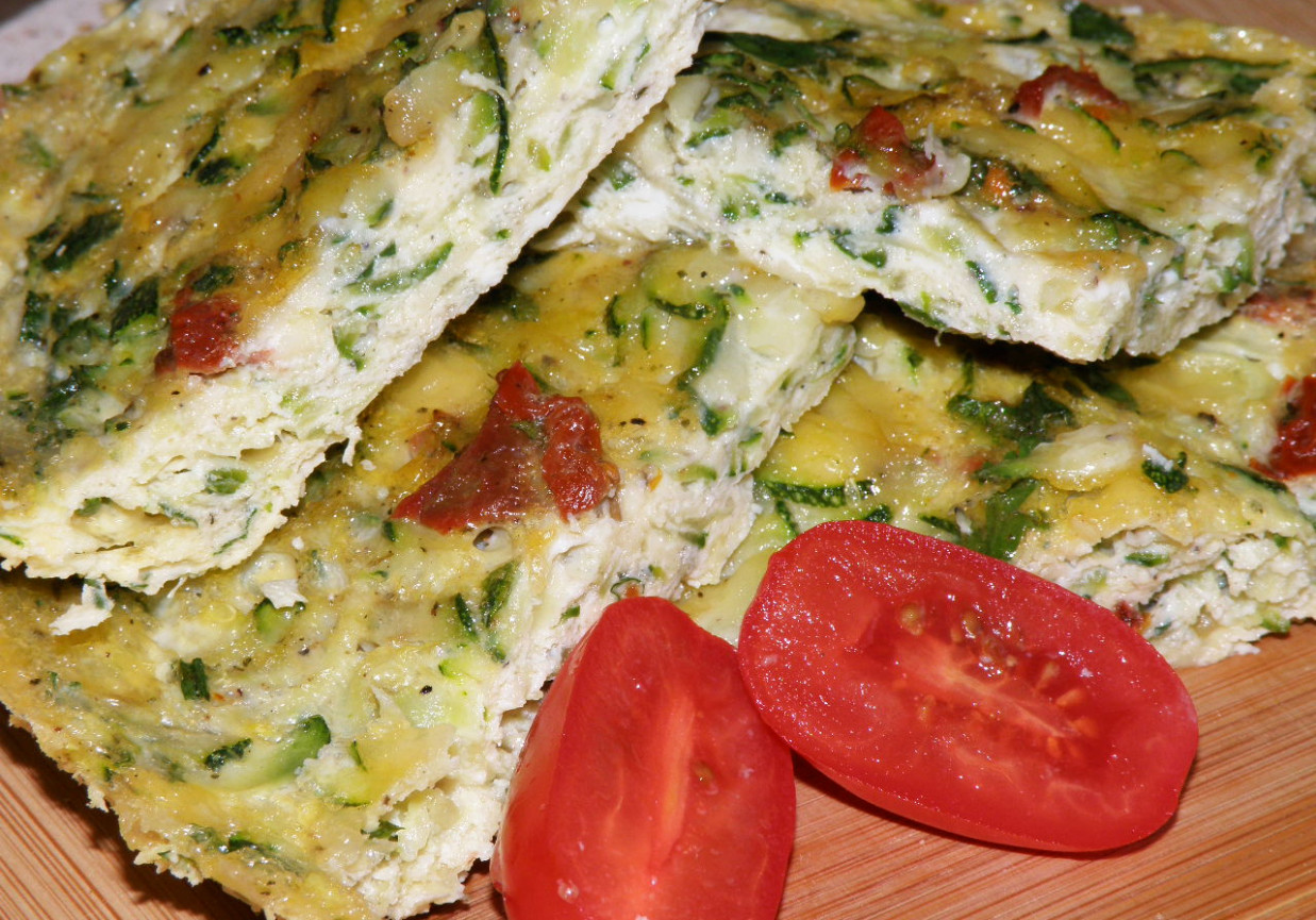 Frittata z cukinią i suszonymi pomidorami foto
