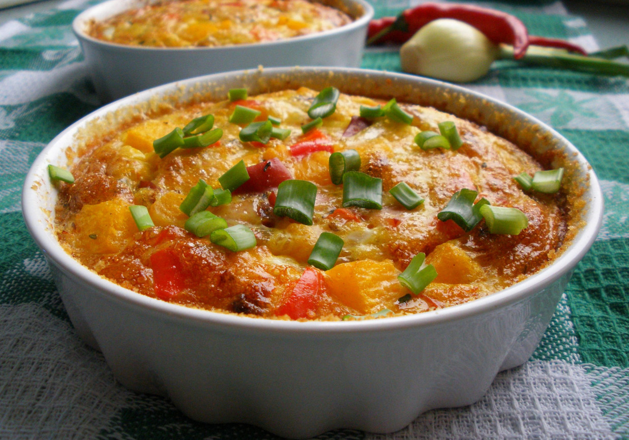 Frittata z dynią, szynką i papryką foto