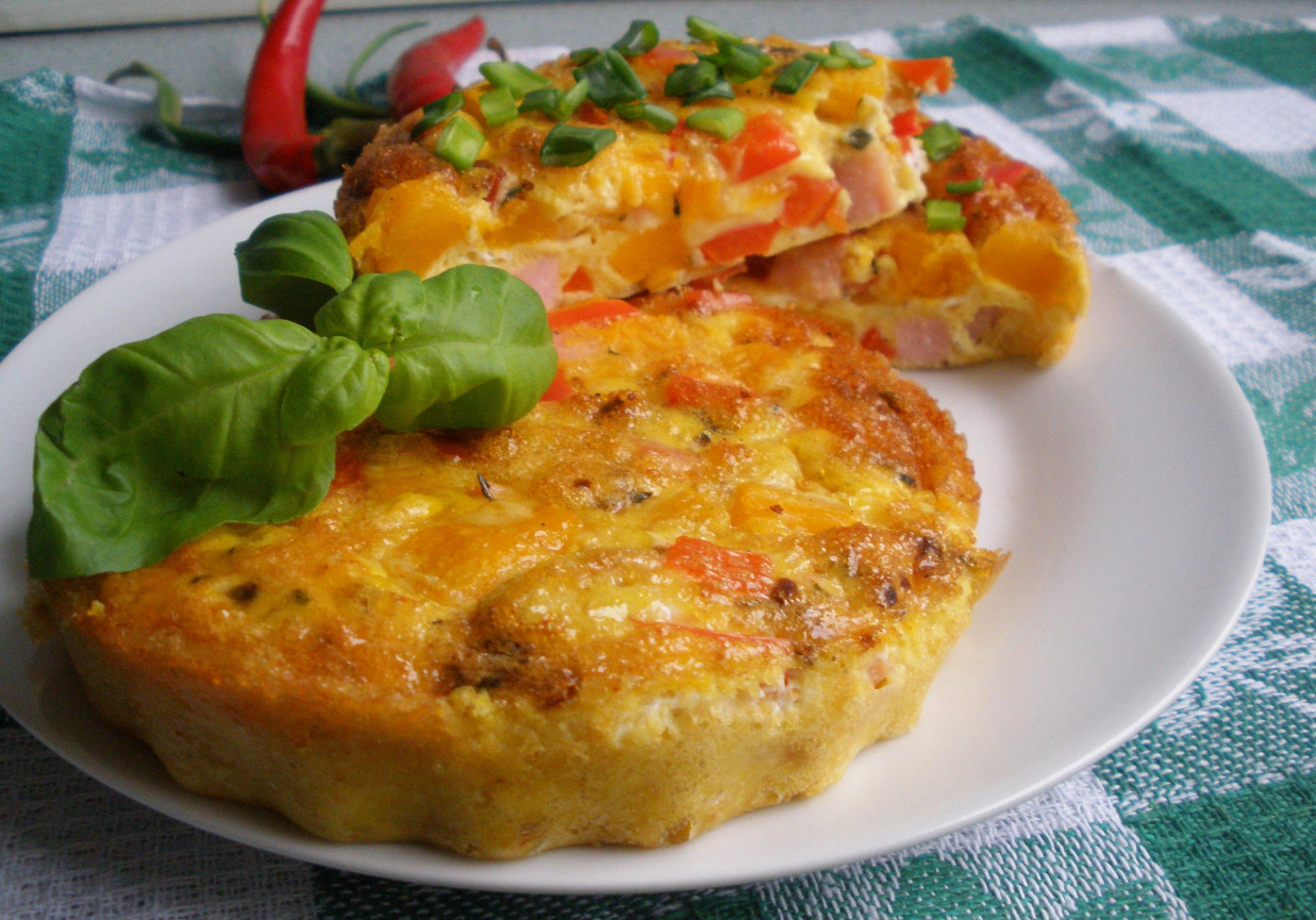 Frittata z dynią, szynką i papryką foto