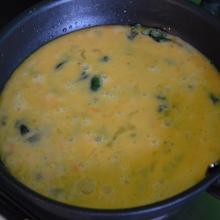 Krok 5 - Frittata z pomidorami i szpinakiem foto