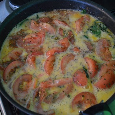 Krok 6 - Frittata z pomidorami i szpinakiem foto