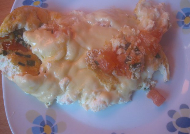 Fotografia przedstawiająca Frittata z pomidorem, szczypiorkiem i serem feta