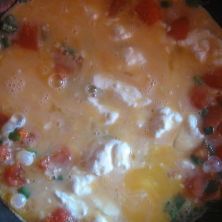 Krok 2 - Frittata z pomidorem, szczypiorkiem i serem feta foto