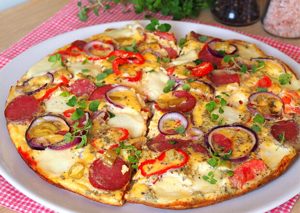 Fotografia przedstawiająca Frittata z salami a'la pizza