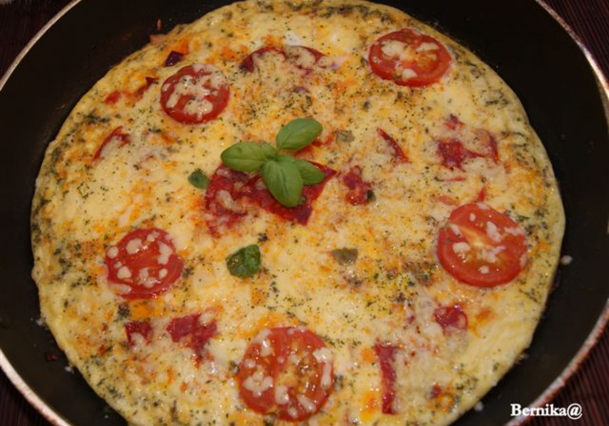 Frittata z szynką, papryką i pomidorkami foto