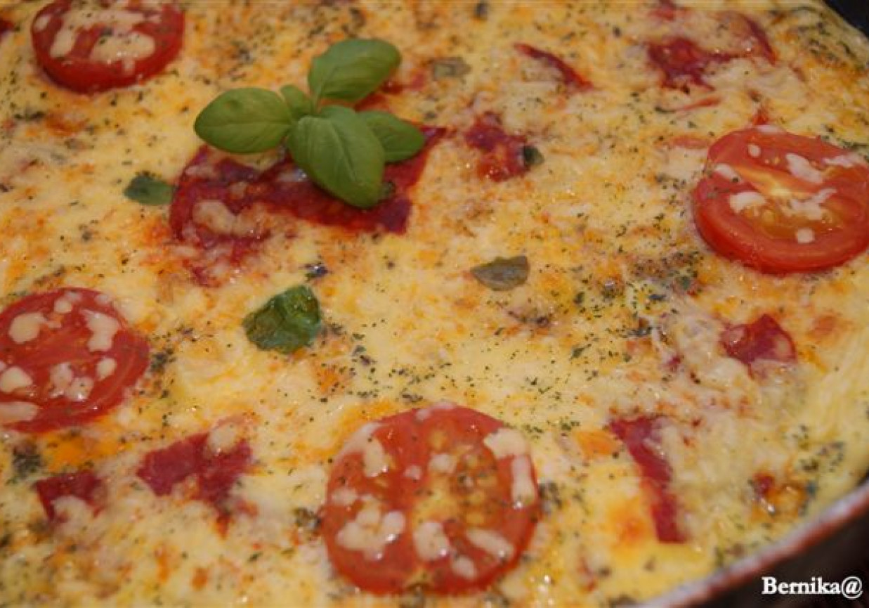 Frittata z szynką, papryką i pomidorkami foto
