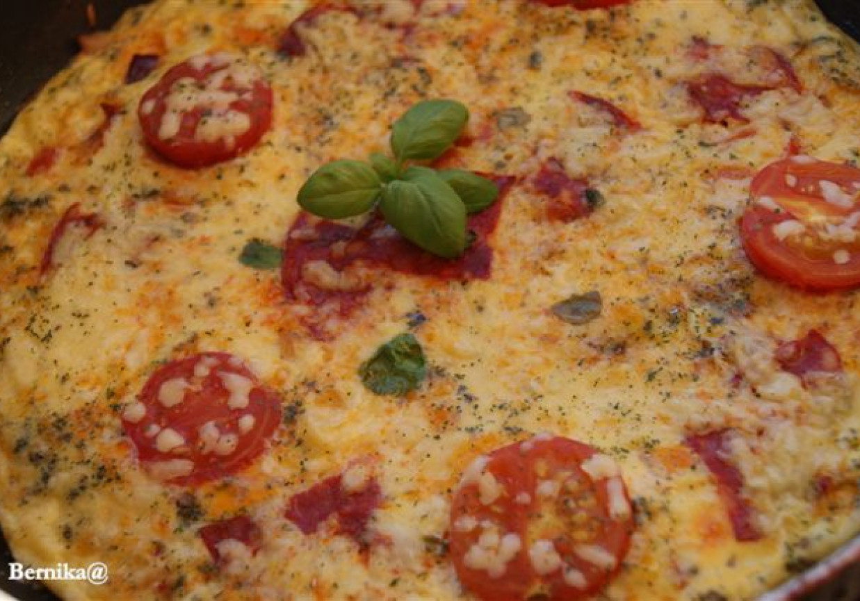 Frittata z szynką, papryką i pomidorkami foto