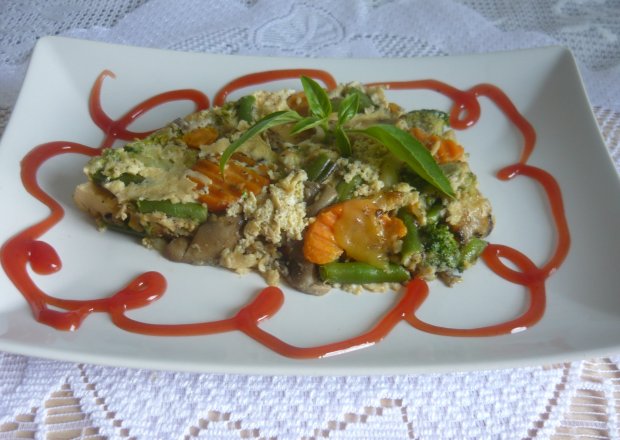 Fotografia przedstawiająca Frittata z warzywami na patelnię