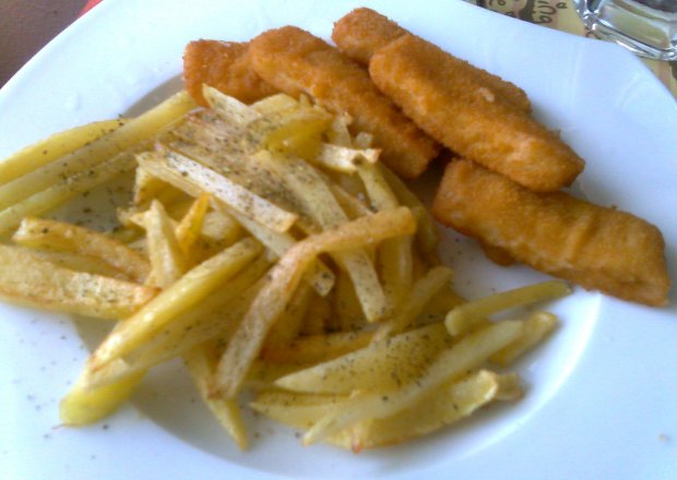Fotografia przedstawiająca Frytki z paluszkami rybnymi