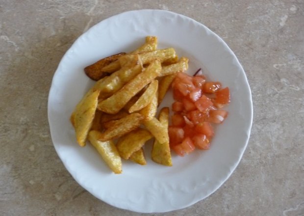 Fotografia przedstawiająca Frytki z sałatka z pomidorów