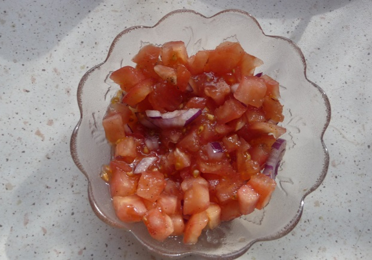 Frytki z sałatka z pomidorów foto