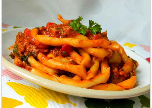 Fotografia przedstawiająca Fusilli al torchio w sosie pomidorowym