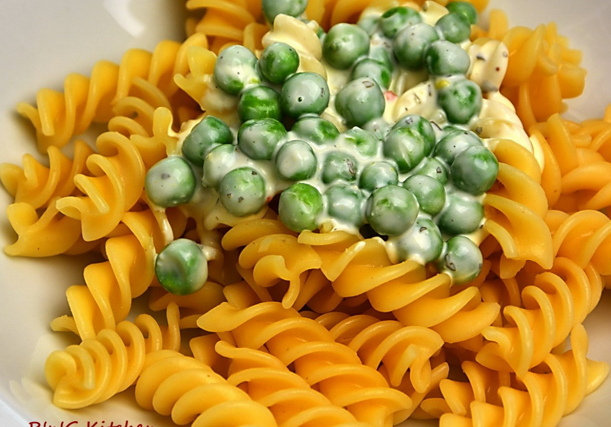 Fusilli z groszkiem w sosie śmietanowo-serowym foto