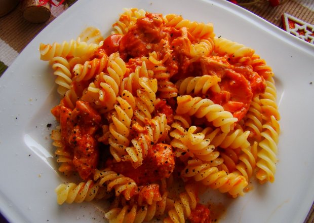 Fotografia przedstawiająca Fusilli z łososiem w sosie pomidorowym