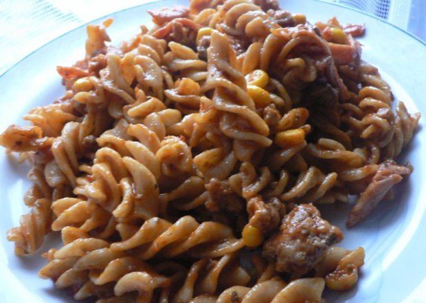 Fotografia przedstawiająca Fusilli z mięsem mielonym w sosie pomidorowo-paprykowym