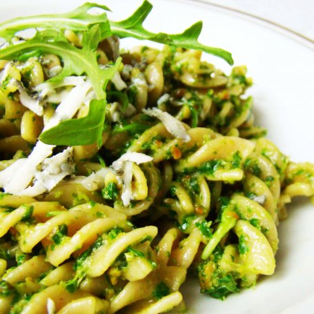 Krok 4 - Fusilli z pesto z rukoli i pistacji foto