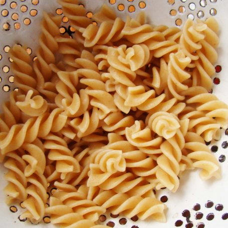 Krok 2 - Fusilli z pesto z rukoli i pistacji foto