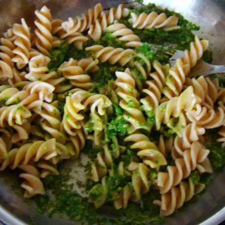 Krok 3 - Fusilli z pesto z rukoli i pistacji foto