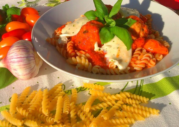 Fotografia przedstawiająca Fusilli z pulpecikami w sosie pomidorowym