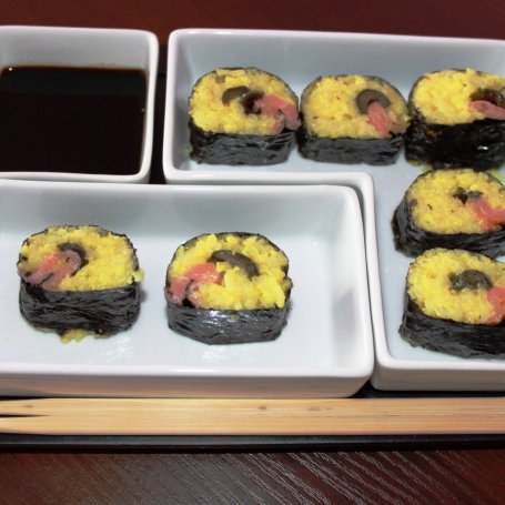 Krok 3 - Fusion- Sushi z łososia z oliwkami foto