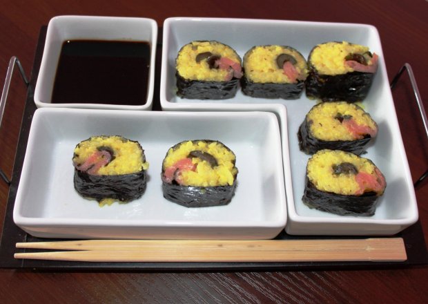 Fotografia przedstawiająca Fusion- Sushi z łososia z oliwkami