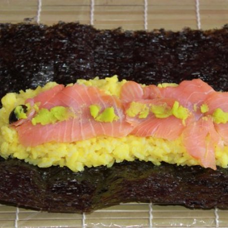 Krok 2 - Fusion- Sushi z łososia z oliwkami foto