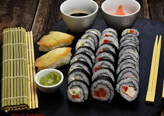 Fotografia przedstawiająca Futomaki i nigiri sushi
