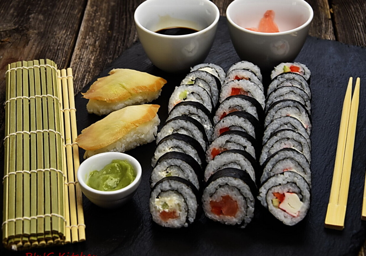 Futomaki i nigiri sushi foto