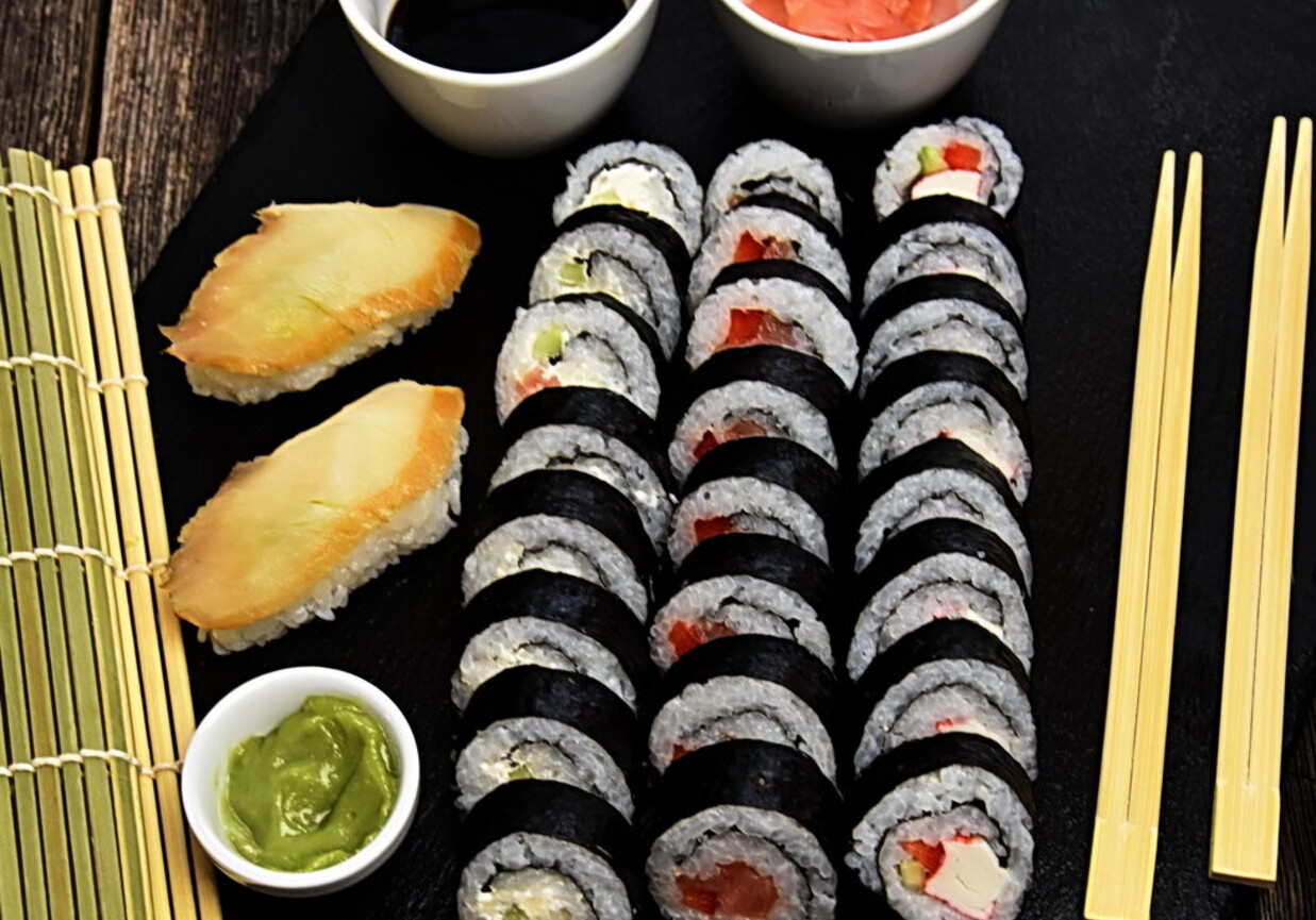 Futomaki i nigiri sushi foto