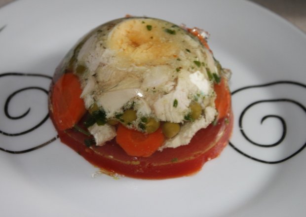Fotografia przedstawiająca Galareta drobiowa z musem pomidorowym