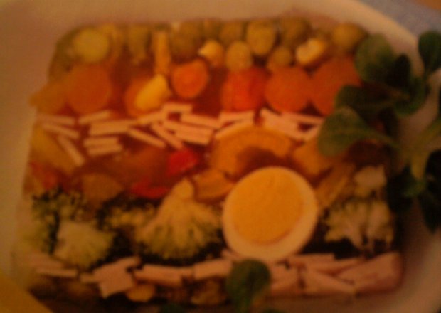 Fotografia przedstawiająca Galareta z warzyw,szynki i jajeczek przepiórczych