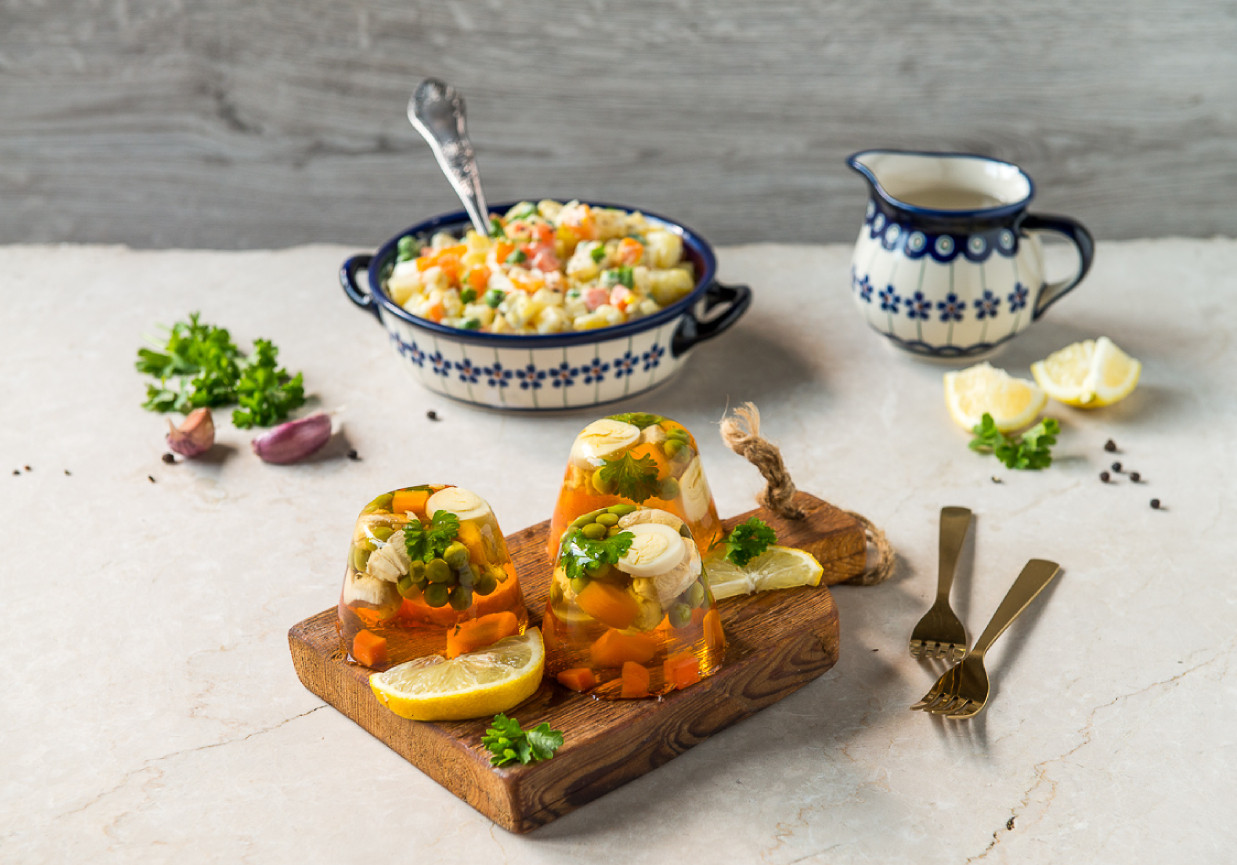 Galaretka drobiowa z jajkiem i zielonym groszkiem foto