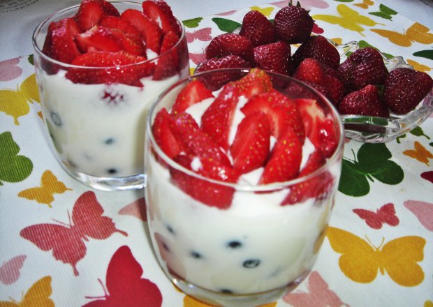 Fotografia przedstawiająca Galaretka jogurtowa z truskawkami i borówkami (deser bez cukru)