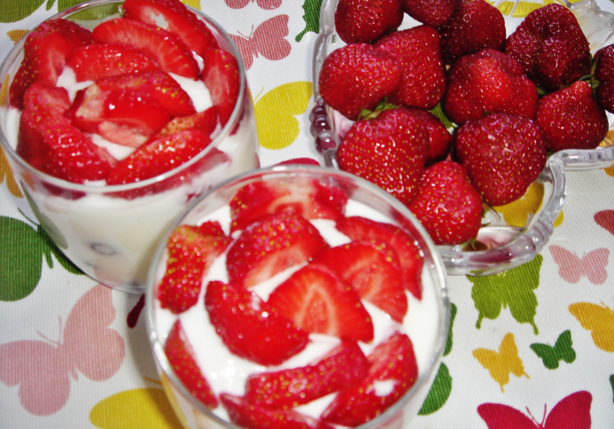 Galaretka jogurtowa z truskawkami i borówkami (deser bez cukru) foto
