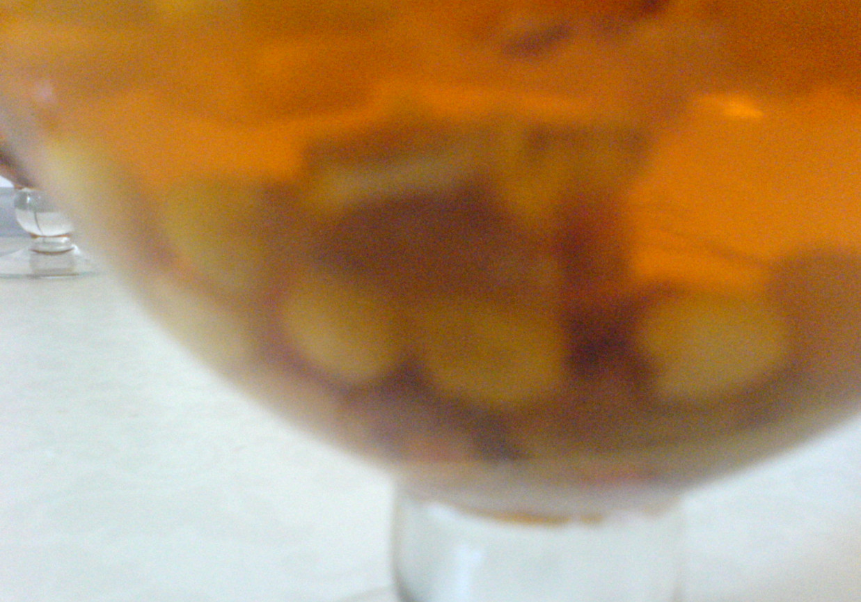 Galaretka pomarańczowa z kawałkami jabka, orzechów foto