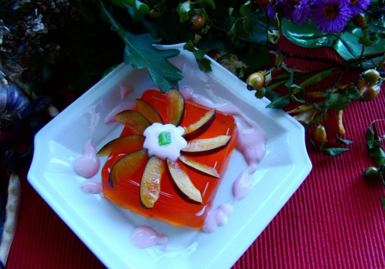 Galaretka pomarańczowa z sosem owocoowym i śliwkami foto