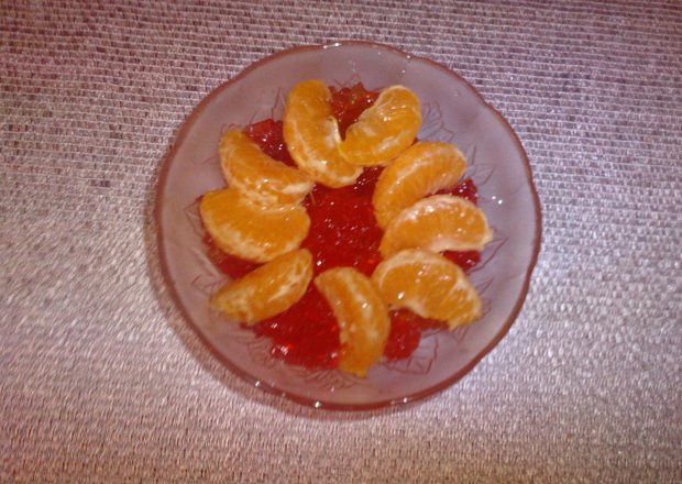 Fotografia przedstawiająca Galaretka truskawkowa z mandarynkami