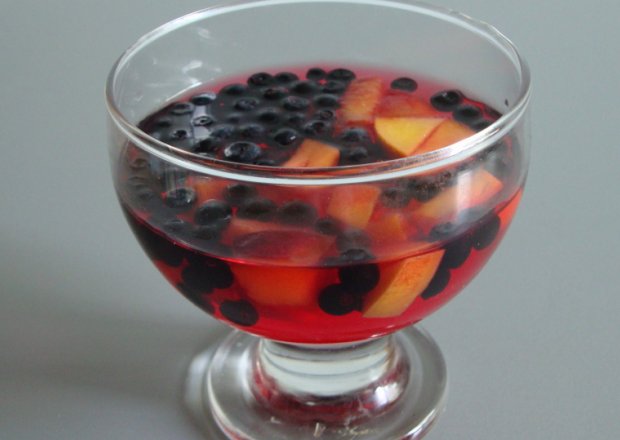Fotografia przedstawiająca Galaretka truskawkowa z owocami