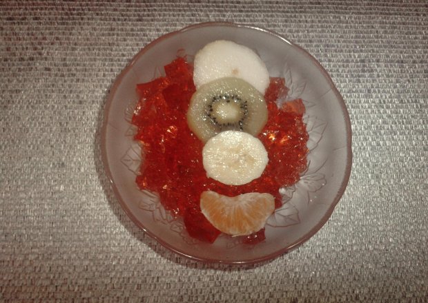 Fotografia przedstawiająca Galaretka tz czerwonej porzeczki z owocami