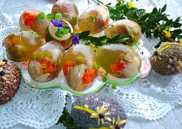 Fotografia przedstawiająca Galaretka warzywno mięsna w jajkach