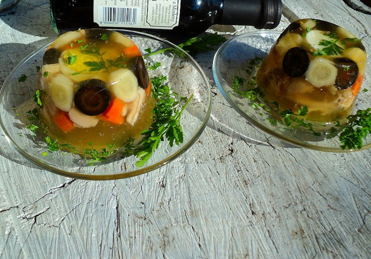 Galaretka warzywno - mięsna z oliwkami foto