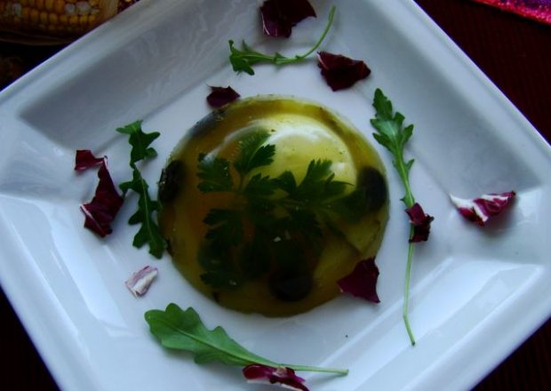 Fotografia przedstawiająca Galaretka z oliwkami ,serem i korniszonami