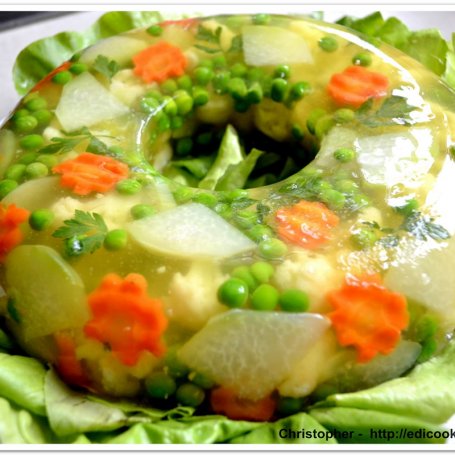 Krok 10 - Galaretka z warzyw z zielonym sosem. foto